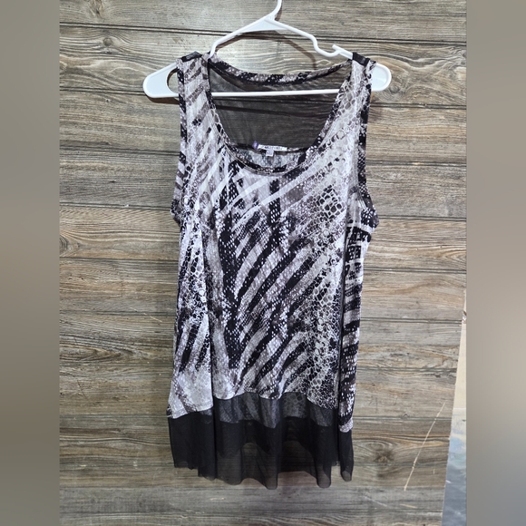 Jennifer Lopez Tops - Jennifer Lopez Gray And White Patterned Top Size Large